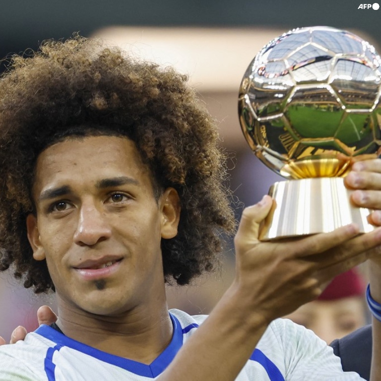 Adalberto Carrasquilla se ganó el BALÓN DE ORO de la Copa Oro 2023. Lo que jugó en este torneo fue tremendo. Un mediocampista con visión, lectura de juego, creatividad y mucha inteligencia para distribuir el balón. El cerebro de Panamá. Reconocimiento merecidísimo. MVP.
