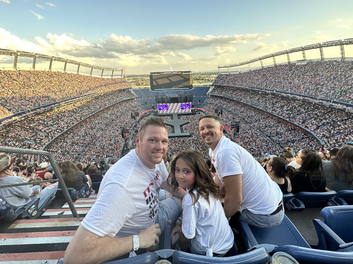 AshtonHammer7's tweet photo. This moment is so surreal! @taylorswift13   I have to give a huge shout out to @getawaycarvic even though I wasn’t able to get tickets through you, you still encouraged me to fight for them! Y’all fight for those tickets! I promise! It’s so worth it! So unreal! #TaylorSwift https://t.co/Cccjq8Salc