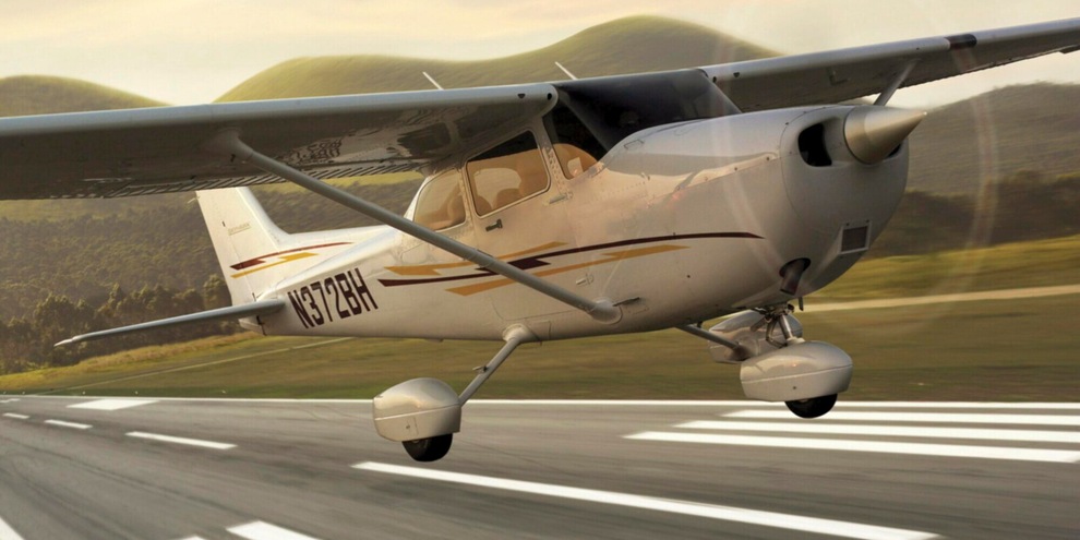 Negli Stati Uniti, un aereo si è schiantato vicino all'aeroporto di Martha's Vineyard a West Tisbury, nel Massachusetts, dopo che il pilota ha avuto un improvviso problema di salute. Una passeggera a bordo ha provato a eseguire un atterraggio di

ilformat.info/2023/07/17/usa…