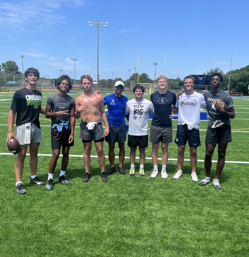 Today was fun! Thanks for putting in the work today men! @QBVisionGC @VisionQb @RyanHuff2025QB @BattleAlberson3 @kt_randle7 @jr3hooten1 @Parkermays20 
#MoveTheChains #SpinIt🏈 #nextplay #settingthestandard #chas1ngbest