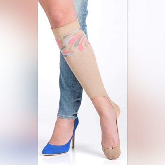 So good I had to share! Check out all the items I'm loving on <a href="/Poshmarkapp/">Poshmark</a> #poshmark #fashion #style #shopmycloset #makeupforever #reformation #keysocks: posh.mk/LIVes01TuBb