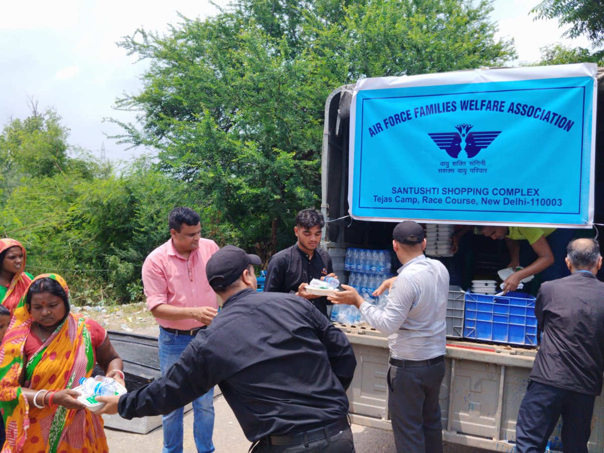 IAF_AFFWA's tweet image. Air Force Families Welfare Association coming forward for those in need. Food thalis from AFFWA Kitchen were distributed to the flood affected people in Delhi. #Communityservice #AFFWA