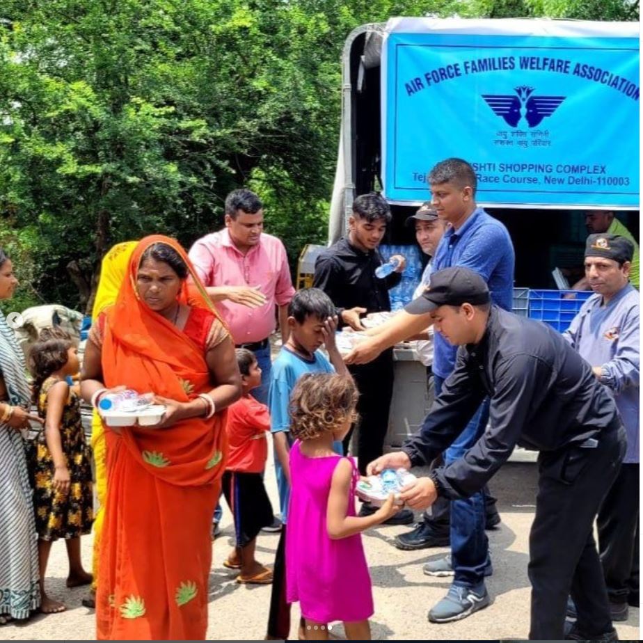 IAF_AFFWA's tweet image. Air Force Families Welfare Association coming forward for those in need. Food thalis from AFFWA Kitchen were distributed to the flood affected people in Delhi. #Communityservice #AFFWA