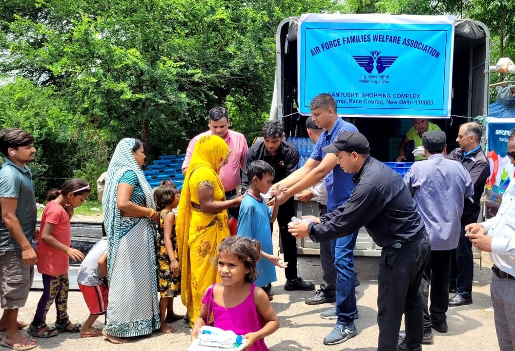 IAF_AFFWA's tweet image. Air Force Families Welfare Association coming forward for those in need. Food thalis from AFFWA Kitchen were distributed to the flood affected people in Delhi. #Communityservice #AFFWA