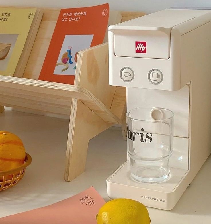 stnrdlla's tweet photo. POV: The urge to buy a coffee machine and make iced coffee just for the aesthetic.ッ

https://t.co/uZS5SQiyLL https://t.co/pnm2PlOeCL