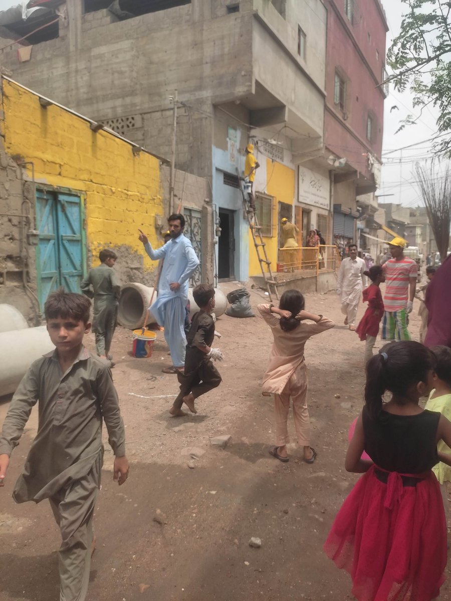 taherahasan's tweet photo. Children join in to #MakeADifference to their environment. #macharcolony is one of the most neglected spaces. This street is between Imkaans health and legal initiative to #khel a learning and recreational centre #equalityforall https://t.co/wLW6432WwY
