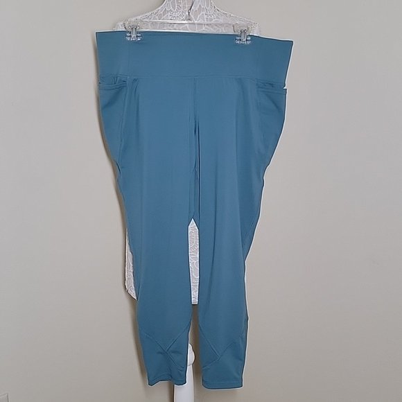 So good I had to share! Check out all the items I'm loving on <a href="/Poshmarkapp/">Poshmark</a> #poshmark #fashion #style #shopmycloset #americaneagleoutfitters #michaelkors #liviactive: posh.mk/R1trCJR6uBb