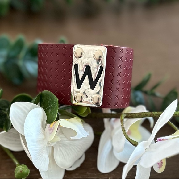 So good I had to share! Check out all the items I'm loving on <a href="/Poshmarkapp/">Poshmark</a> from <a href="/FunCoolStuff/">FunCoolStuff (Christine)</a> #poshmark #fashion #style #shopmycloset #tommyhilfiger #plunder: posh.mk/Fdx860H6uBb