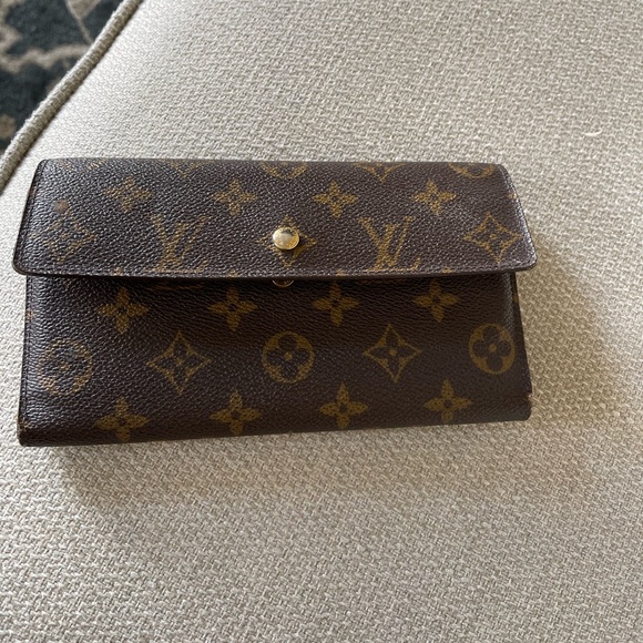 So good I had to share! Check out all the items I'm loving on <a href="/Poshmarkapp/">Poshmark</a> #poshmark #fashion #style #shopmycloset #lanebryant #lululemonathletica #louisvuitton: posh.mk/uMYI3rP6uBb