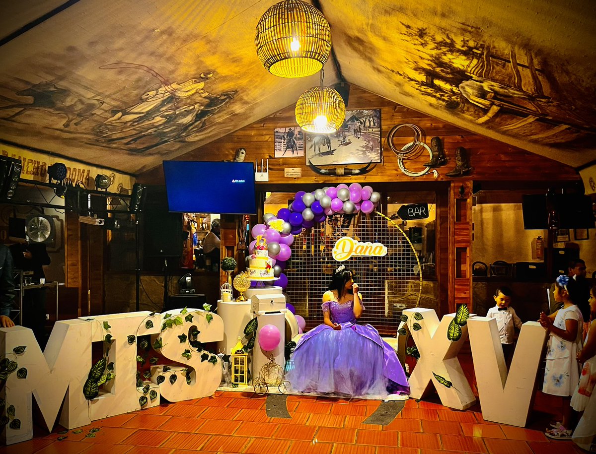 HarolAnDrums's tweet photo. 🫡Gran equipo de La Noche en los #15años de #dana junto a @ereventostunja y @rancholadoma 🎬📸👊🏽 #photographer #filmmaker #session #photoshoot #topsession #girlpower #party #rancholadoma #tunja #eventosenboyacá #harolandevents #inc #ereventos #villahitfilms #harolsuarezfotografia https://t.co/uwcuPkEUbv