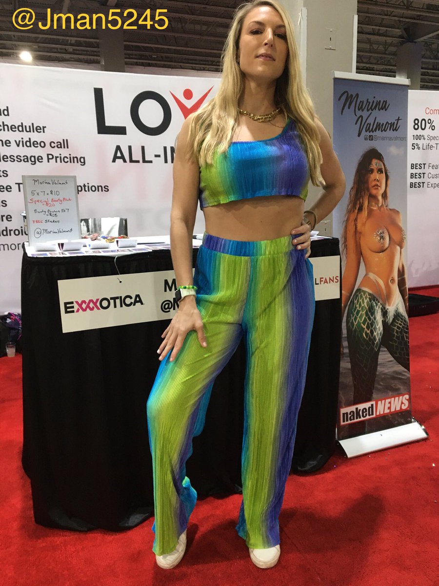 Finally got to meet blond babe @XxxJoslyn in a colorful outfit @EXXXOTICA