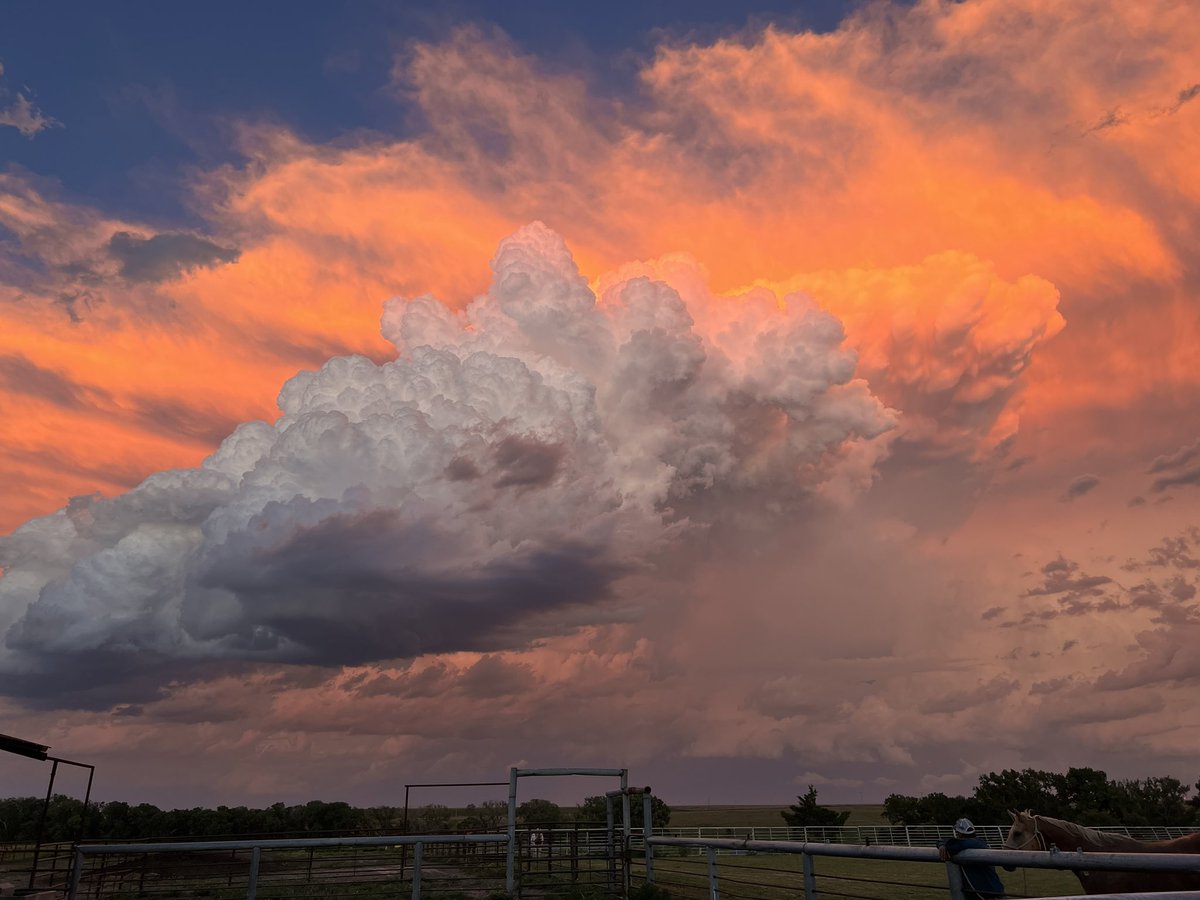 kylenescott's tweet photo. Clouds were sure impressive tonight. #kswx https://t.co/UFfPzZDa9h