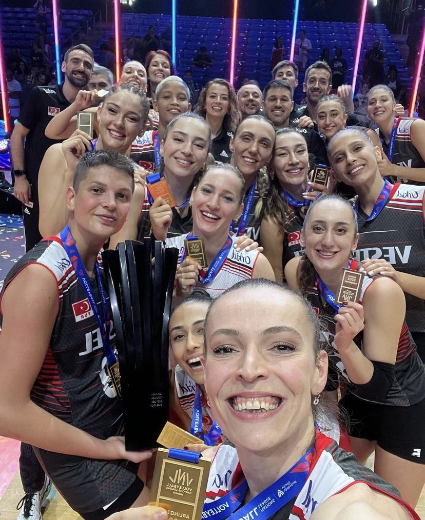 🏆 ŞAMPİYONUZ!  KUPA BİZİM! 
Oley Oley Oley!
Şampiyon Türkiye 🇹🇷🏆💪👏👏👏
Filenin Sultanları, FIVB Milletler Ligi finalinde Çin'i 3-1 mağlup etti ve altın madalyanın sahibi oldu.
Azim, inanç ve gözyaşı.Ama bir kere bile geri adım atmadık. Tebrikler,
Emeği geçenlere teşekkürler!