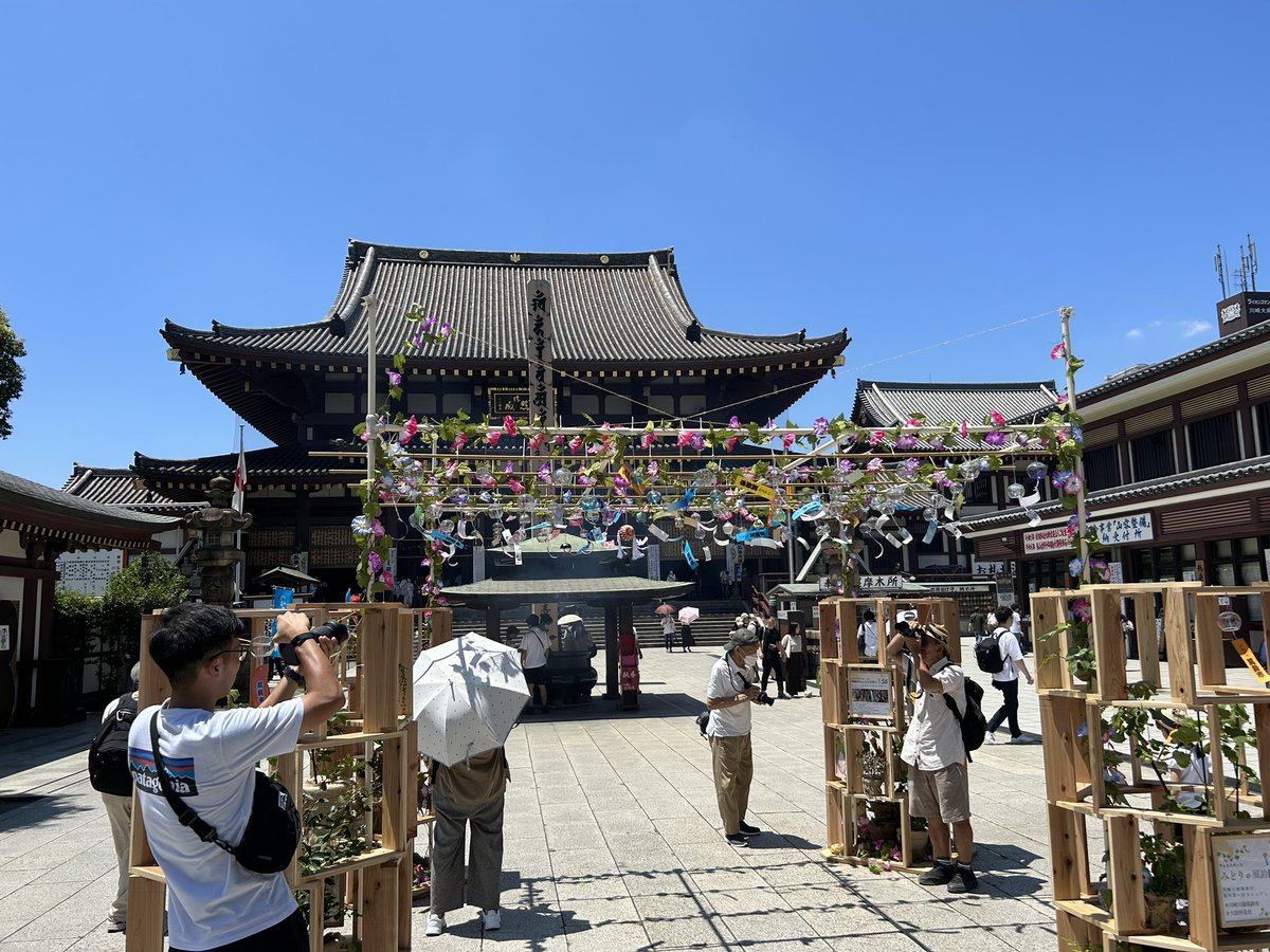 1010suehiroyu's tweet photo. 本日より23日まで川崎大師風鈴市が開催されております😄
私も少しだけお手伝いさせていただいております！
熱中症にご注意いただきながらぜひ皆さんお越し下さい♪
20日以外はお湯♨️も沸かしておりまーす😅

#川崎大師風鈴市
#大師仲見世 https://t.co/1l8ctOj41h