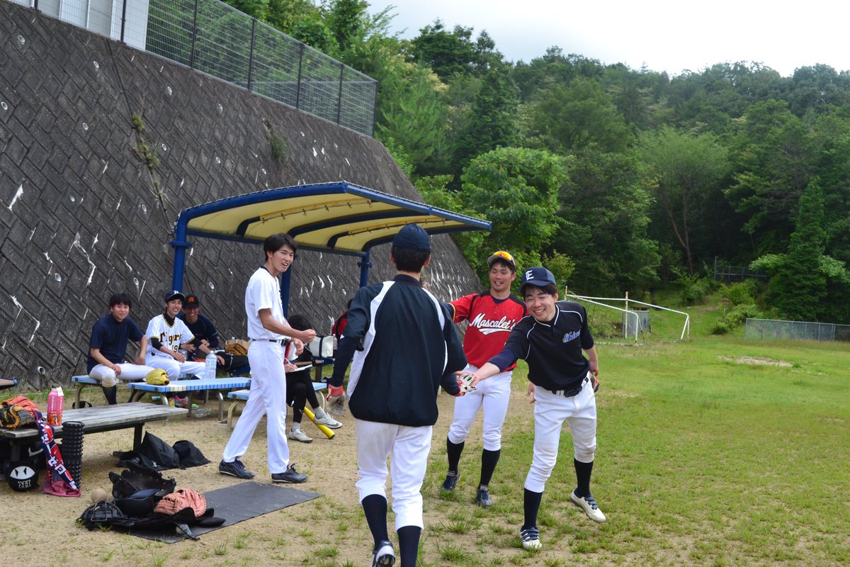 mascalets8948's tweet photo. 2023/7/15
学内リーグ 2ndQ vs 総軟BRAVES

M 010 210 3 ＝7
総 000 000 0 ＝0

前半は中々沈黙していた打線も、
津村-村上-望月の完封リレーで流れを持ってくると、、、😏
西井・和田・林がタイムリーを放ち、
岡野のツーランで試合を決めました📣
暑い中での2試合でもうヘトヘトです。🥵 https://t.co/UP2wY5S1BE