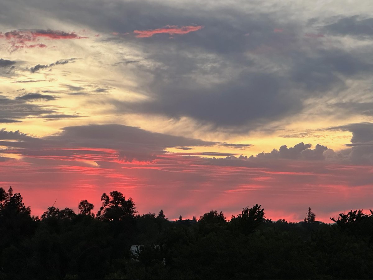 LloydLevine's tweet photo. Mother Nature knows #Magenta is it! Thanks for the marketing assist! #CASunset #tmobile https://t.co/N1Uy4geJ5y