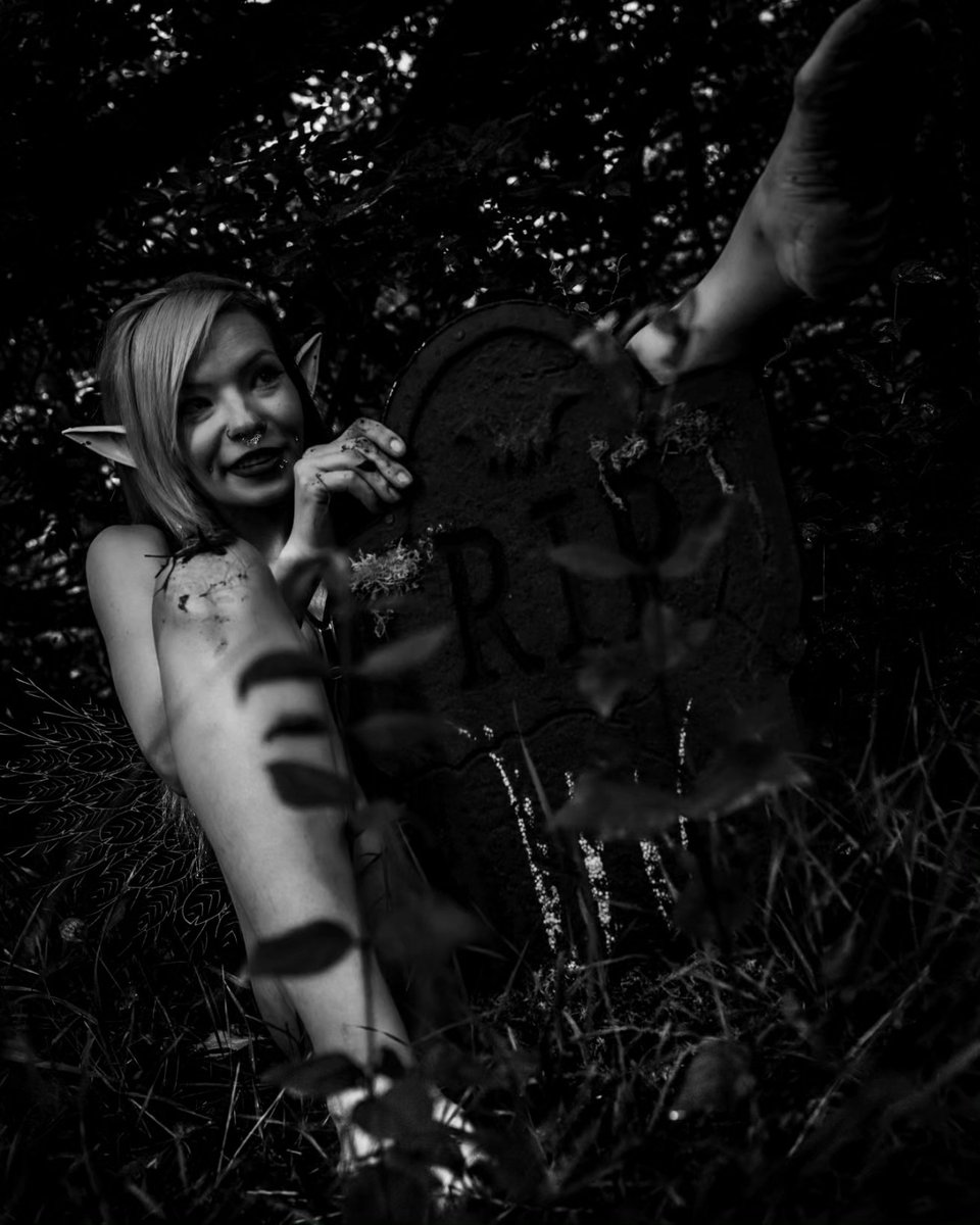 Hallierose6666's tweet photo. Grave Fairy 🧚‍♀️ ✨️ 🖤🪦⚰️ 
📸: @jonesonthelens
.
.
.
.
.
#splitdye #greeneyes #budoir #blackandwhite #photography #piercings #tattoos #cute  #alternative #altgirls #sexy #modelsearch https://t.co/4npPNp7o2E