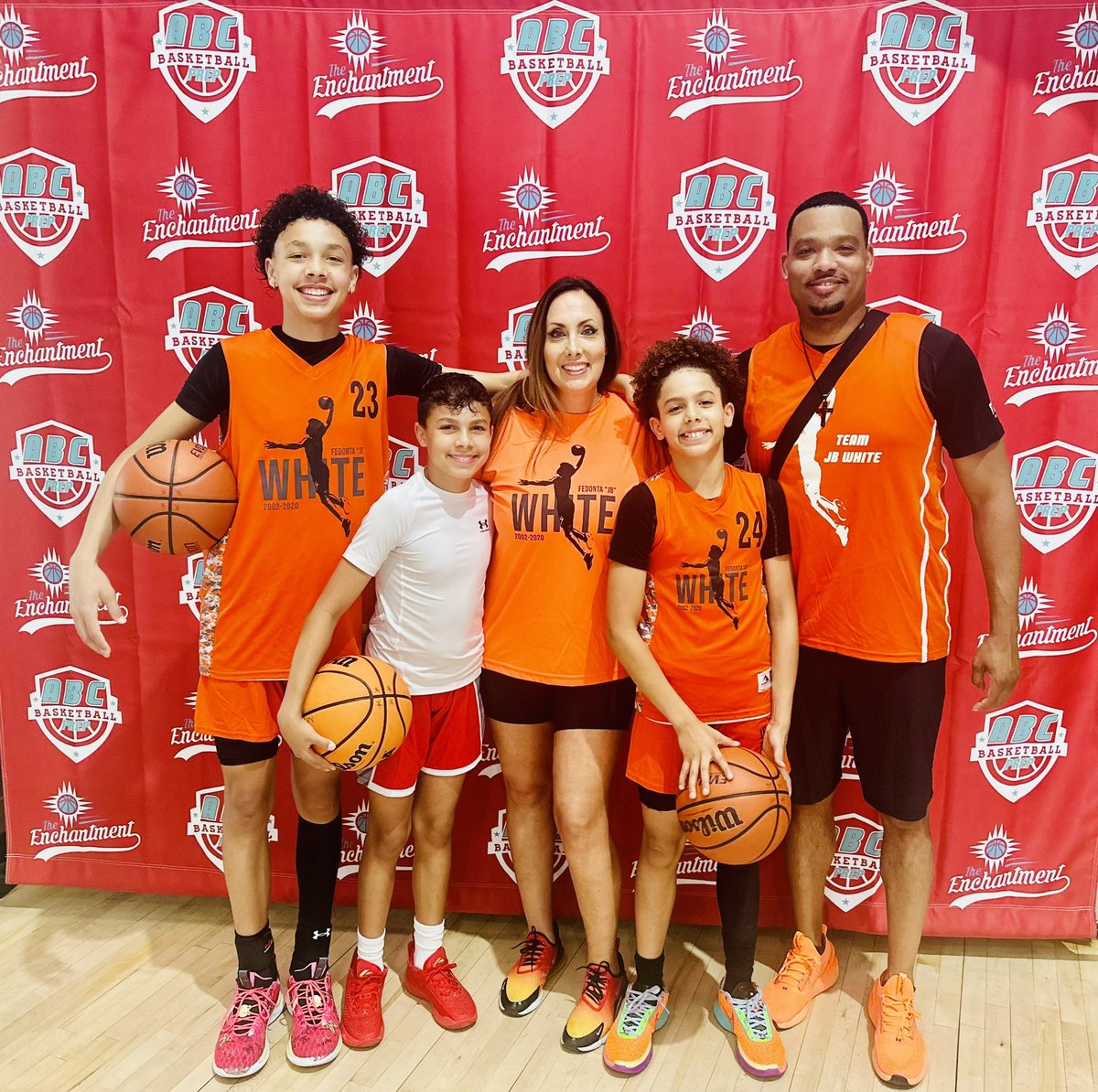 coach_bmase's tweet photo. Incredible Sunday event @Enchantment_TBT @thetournament @scottbamforth 3pt champion @_CapitalCeez slam dunk champion @kennythomasnba @jude_vossnm &amp; JB White was well represented. @AlbuquerquePrep Middle School AllStar game was amazing @b_keys11 https://t.co/7kOJ6RKIEe