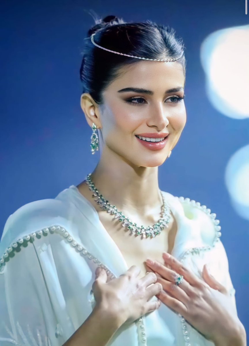 ScreenMix's tweet photo. رهف الحربي :

هي اول سعوديه تشارك في مسابقة ملكات جمال العالم بايطاليا كملكة  جمال السعودية https://t.co/OsM1CkPJc7