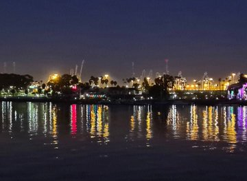 Emma_wined's tweet photo. Like to enjoy the quiet. the beauty of the night https://t.co/8VNgTzycYU