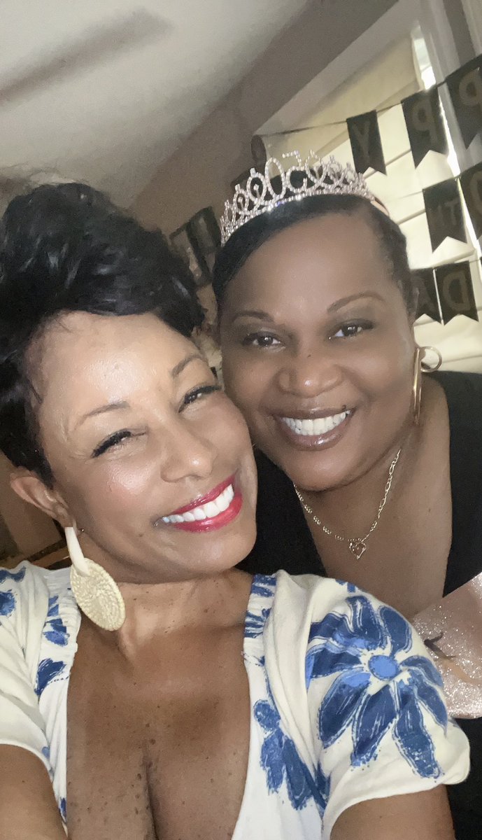 KimberlySReed's tweet photo. Happy 50! SISBFF Tricia!!!!!! 💕🎉👑

College friends are THE BEST!

And my beautiful and brilliant GodBabies!!!! 💕

#AboutThisWeekend #Summer https://t.co/mOJLwmSZAj