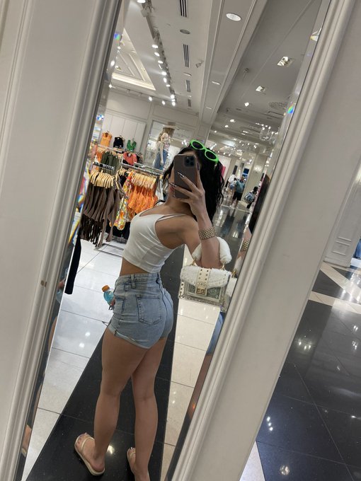 gawd I love the gym 💖 that&rsquo;s MY BUTT !!!!!!! Home grown booty 😍😍😍💕💕 https://t.co/8QSAus3O5M