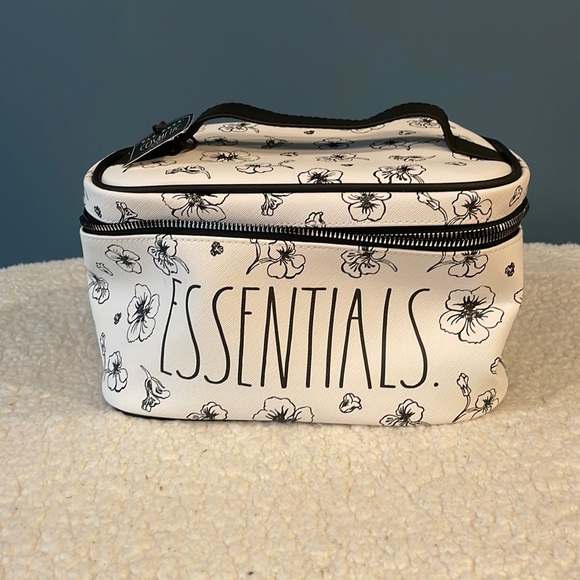 So good I had to share! Check out all the items I'm loving on <a href="/Poshmarkapp/">Poshmark</a> from <a href="/colorful_unique/">colorful_unique</a> <a href="/RescuesForPaws/">KATIE</a> #poshmark #fashion #style #shopmycloset #spyder #shoshanna #raedunn: posh.mk/bOk8mWbYuBb