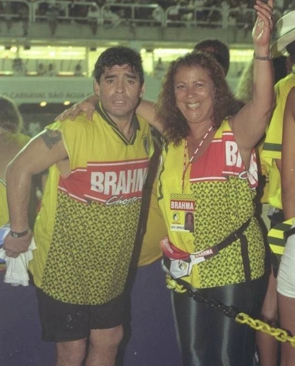 pedrocertezas's tweet photo. Acabei de descobrir essa imagem MAGNÂNIMA de MARADONA e BETH CARVALHO no camarote da Brahma no carnaval carioca.

Isso é HISTÓRIA na sua frente. https://t.co/GrDkxFm1hK