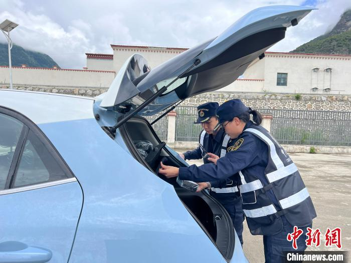 TibetNews11's tweet image. La #dogana di #Lhasa ha emesso 20 nuove misure per ottimizzare il contesto imprenditoriale