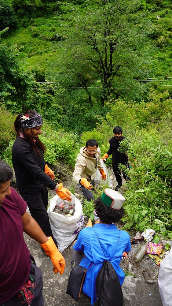 iPradeepSangwan's tweet photo. मलाना 

Once a mysterious village but not anymore 

The footfall in the village every year might amaze you

A cleanup in the most difficult weather condition 

Merely scratching the surface 

Slow &amp; steady 

#healinghimalayas https://t.co/hU45KFPgzs