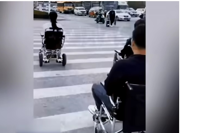 viaggrego's tweet photo. #Cina: il #Governo Regolamenta le #Bici #Elettriche, e i #Giovani passano alle #Sedie a #Rotelle #Elettriche Motorizzate! (#VIDEO)! https://t.co/cF8kaJdAYz https://t.co/UAJfJCzsvS