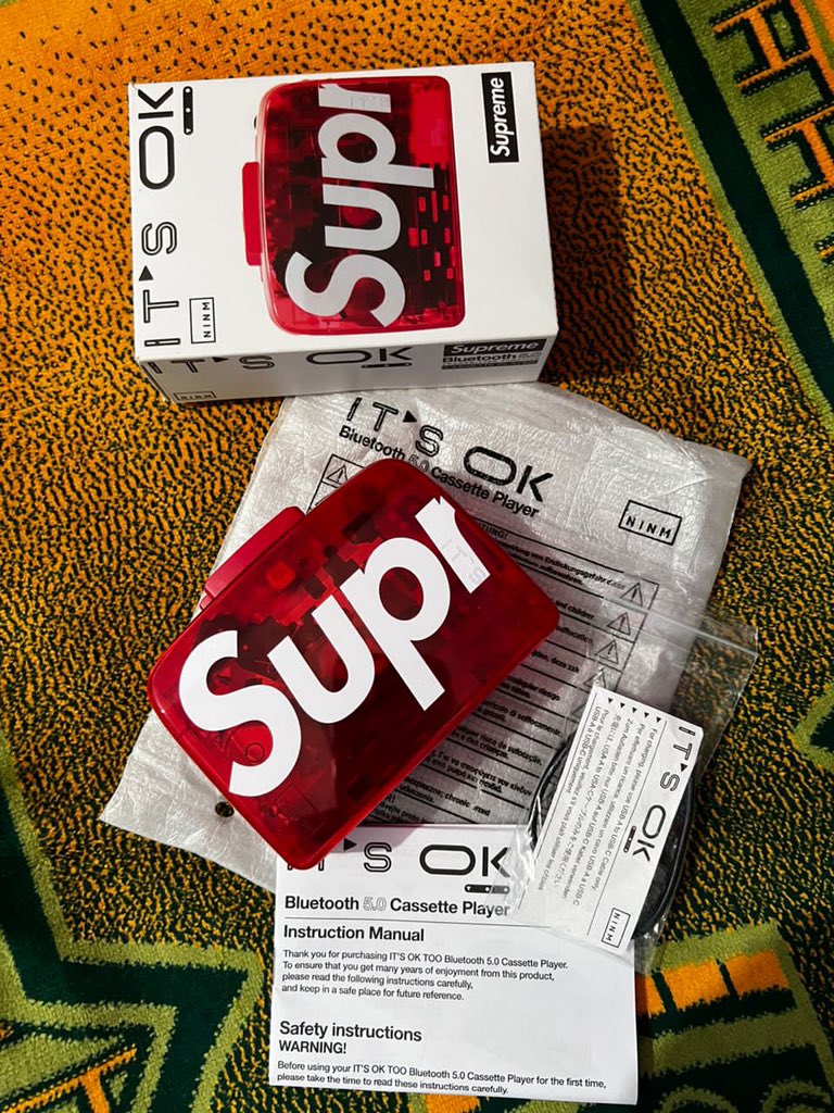 Noheroess's tweet photo. Ninm x Supreme cassette walkman #analogisreal #analogisnotdead https://t.co/qsSMP3aYZd