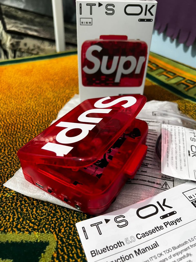 Noheroess's tweet photo. Ninm x Supreme cassette walkman #analogisreal #analogisnotdead https://t.co/qsSMP3aYZd
