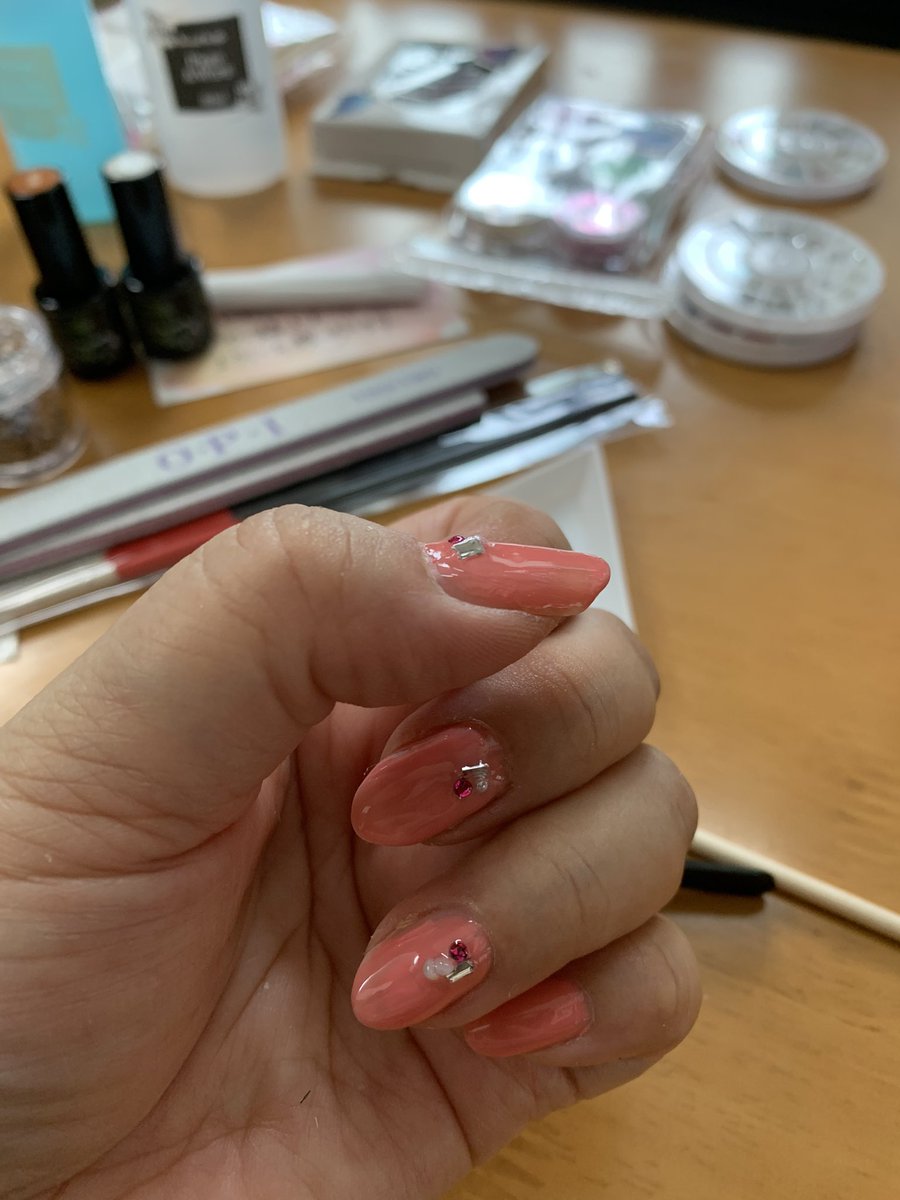 セルフジェルネイル💅
ついに始めたはイイけど…
ネイルオフがめちゃくちゃ面倒くさい😥
簡単に落とせなくて時間かかる
塗るのは早くて簡単だけど
オフは地獄だ😨
剥がせるベースコート　探そう
今回は落ち着いたラメ入りブラウン✨
ネイル💅楽しい🩷