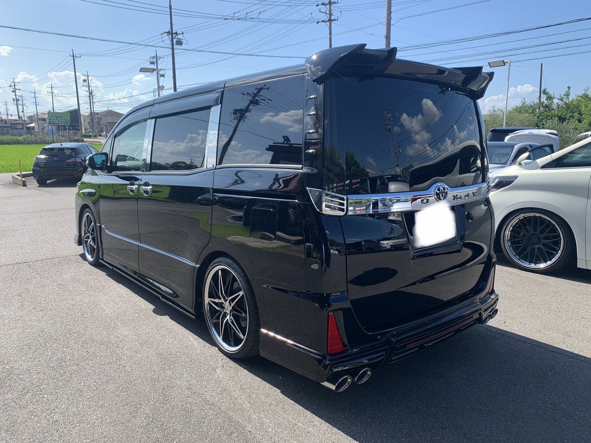 FLEXAUTO001's tweet photo. 🚗☀️
暑さがキツい中、本日も納車です😆✨
皆さんも熱中症にはお気を付けください🥵
#稲沢市 #フレックスオート #納車 #kuhl #kuhlracing #workwheels #toyota #zrr80 #voxy #熱中症 https://t.co/WUAKsI03G4