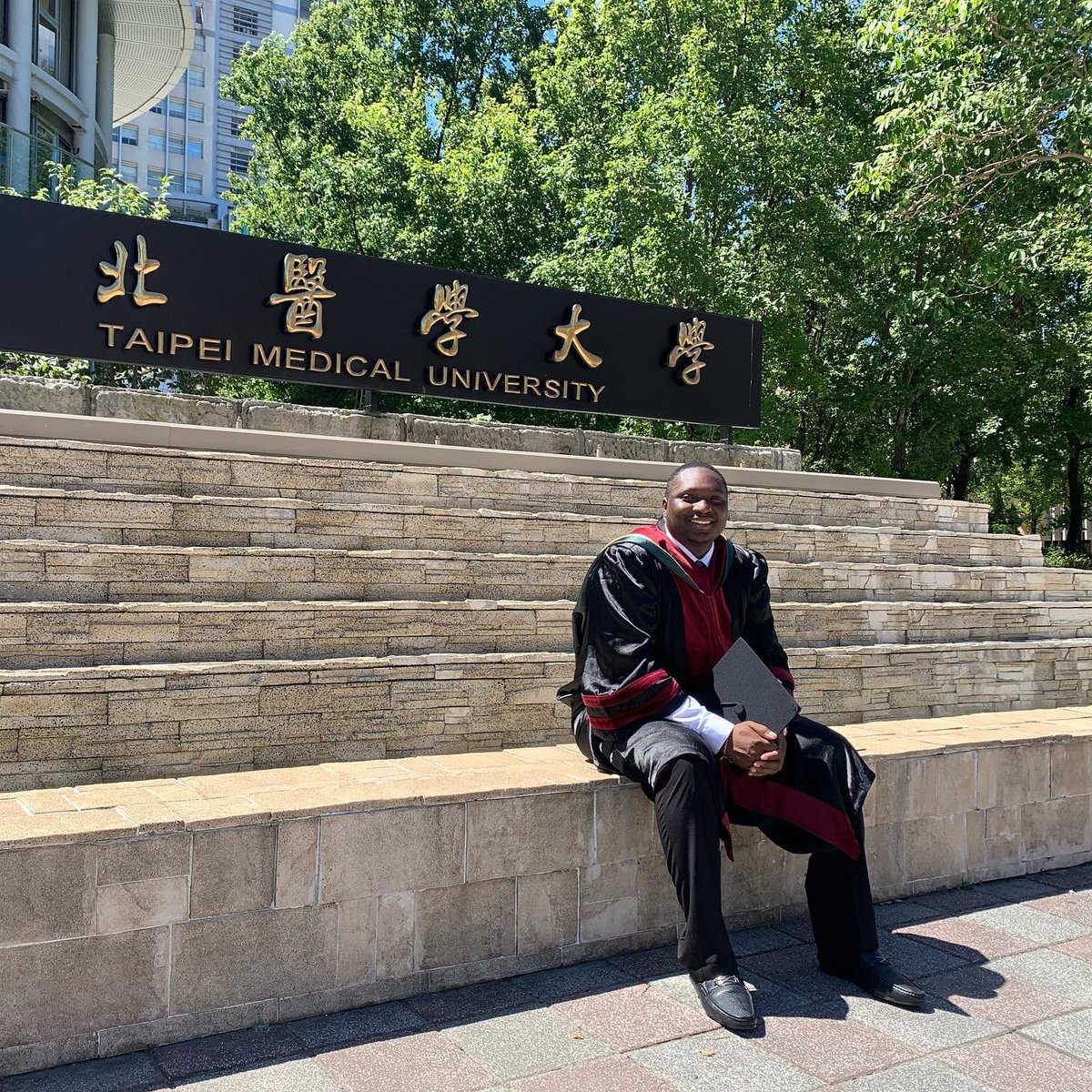 RaphaelOnuku's tweet photo. A 4.0/4.0 GPA and one incredible journey done!
From thesis defenses to unforgettable memories with friends, I'm all set for the next academic voyage at @UMich.
Here's to never stopping the quest for knowledge! #GraduationDay #PhDBound #NeverStopLearning #graduation https://t.co/i8YjuJgzbX