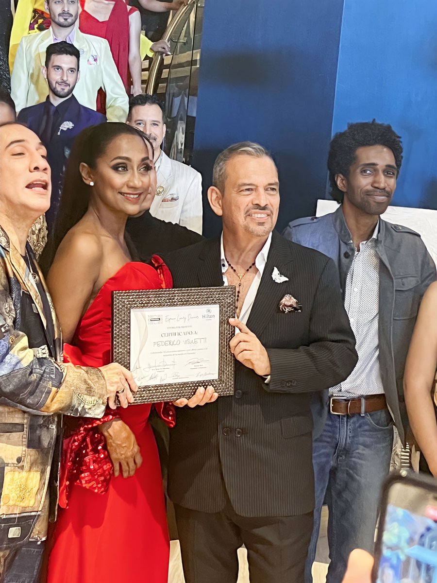 Felicidades <a href="/F_Visuetti/">Federico Visuetti</a> por tus 35 años de trayectoria en el mundo de la moda.