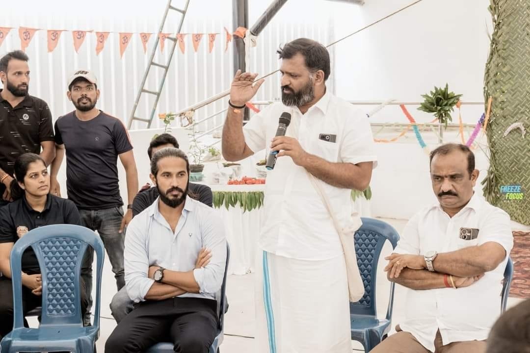 gantihole's tweet photo. ನಾವ್ ಎಲ್ಲೆ ಹ್ವಾರೂ ಹ್ಯಾಂಗೆ ಇದ್ರೂ ನಮ್ ಭಾಷಿನ ಉಳ್ಸಿ ಬೆಳ್ಸುವ.

ನಮ್ಮ ಭಾಷೆ-ಸಂಸ್ಕೃತಿಯನ್ನು ನಿತ್ಯವೂ ನೆನಪು ಮಾಡಿಕೊಳ್ಳುತ್ತ ಉಳಿಸಿ ಬೆಳೆಸೋಣ.

ಟೀಮ್ ಕುಂದಾಪುರಿಯನ್ಸ್ ಆಯೋಜನೆ ಮಾಡಿದ ವಿಶ್ವ ಕುಂದಾಪ್ರ ಕನ್ನಡ ದಿನಾಚರಣೆಯಲ್ಲಿ ಭಾಗವಹಿಸಿದೆ.

#ಸಮೃದ್ಧಬೈಂದೂರು
#ವಿಶ್ವಕುಂದಾಪ್ರಕನ್ನಡದಿನ
#WorldKundapuraKannadaDay https://t.co/Ul1QJNKnIu