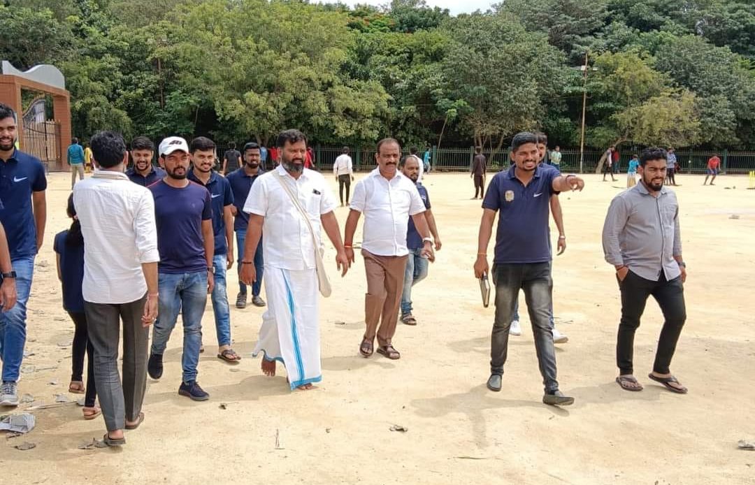 gantihole's tweet photo. ನಾವ್ ಎಲ್ಲೆ ಹ್ವಾರೂ ಹ್ಯಾಂಗೆ ಇದ್ರೂ ನಮ್ ಭಾಷಿನ ಉಳ್ಸಿ ಬೆಳ್ಸುವ.

ನಮ್ಮ ಭಾಷೆ-ಸಂಸ್ಕೃತಿಯನ್ನು ನಿತ್ಯವೂ ನೆನಪು ಮಾಡಿಕೊಳ್ಳುತ್ತ ಉಳಿಸಿ ಬೆಳೆಸೋಣ.

ಟೀಮ್ ಕುಂದಾಪುರಿಯನ್ಸ್ ಆಯೋಜನೆ ಮಾಡಿದ ವಿಶ್ವ ಕುಂದಾಪ್ರ ಕನ್ನಡ ದಿನಾಚರಣೆಯಲ್ಲಿ ಭಾಗವಹಿಸಿದೆ.

#ಸಮೃದ್ಧಬೈಂದೂರು
#ವಿಶ್ವಕುಂದಾಪ್ರಕನ್ನಡದಿನ
#WorldKundapuraKannadaDay https://t.co/Ul1QJNKnIu
