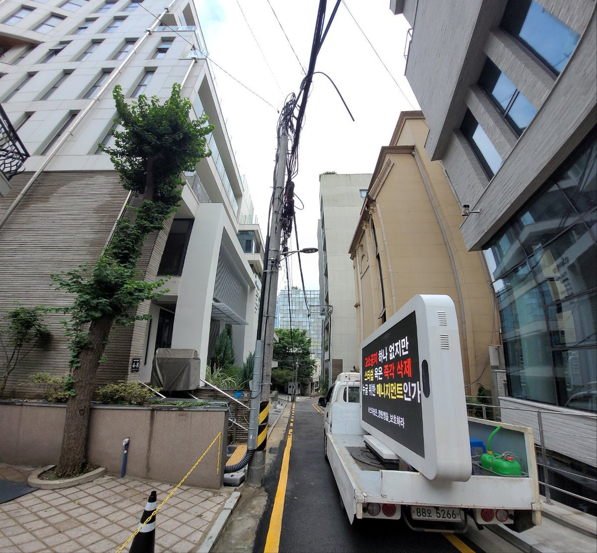 [📢 TRUCK AND ONLINE PROTEST]

Today marks the start of the truck protest to protect Jang Wonyoung's rights.

The truck will stay at Starship building from 9am to 5pm daily until the agency gives out an appropriate response.

#Wonyoung_BetterTreatment
#스타쉽은_장원영을_보호하라