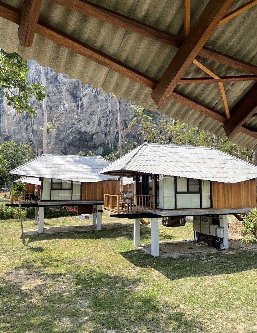 OUAUDAYOFF's tweet photo. Tinidee Hideaway Tonsai Beach กระบี่เป็นอีกที่ที่อยากกลับไปพัก ที่นี่ธรรมชาติมากๆ ด้วยต้องเข้ามาที่พักทางเดียวคือเรือ ที่นี่จะส่วนตัวมากๆ และให้ความรู้สึกติดเกาะ ได้อยู่กับทะเลตลอดทั้งวันจริงๆ ที่พักจะมีช่วงเวลาที่ไฟติดและไฟดับเพราะใช้เครื่องปั่นไฟ 🤍🌅 https://t.co/saCrhQNwe9