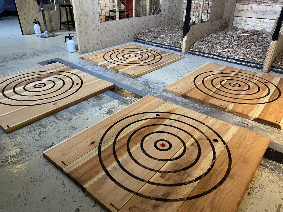 jp_axethrowing's tweet photo. 【店舗情報】
浅草店では、来週のJATLに向けて大会用のターゲットを作成してます。
#JAAT
#JATL
#斧投げ https://t.co/Qc6I9NgldZ