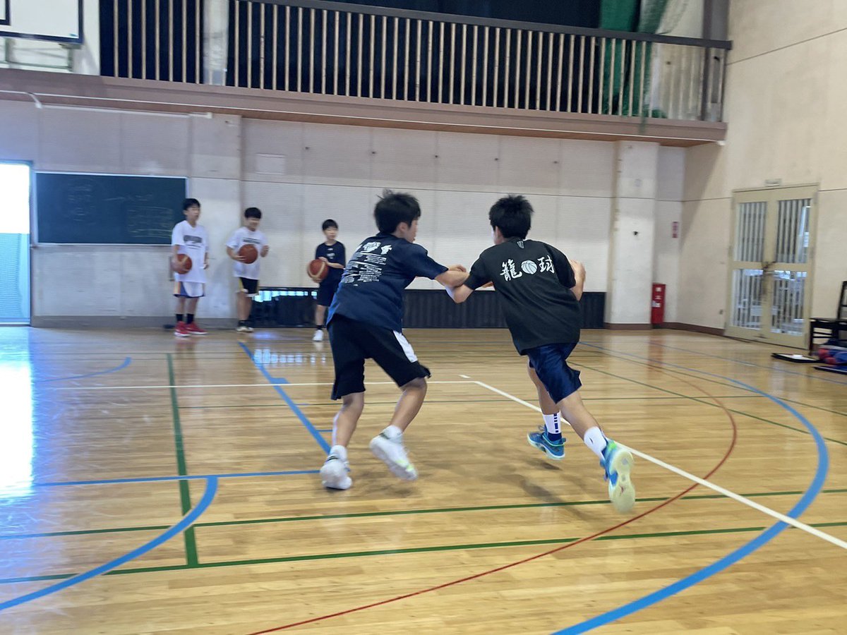BWS_ACADEMY's tweet photo. 🏀U15チーム合同練習🏀
#WORKOUTCLUB 様との合同練習第1部が終了いたしました。
WORKOUTCLUBヘッドコーチの指導の下、
ドリブルスキルから
①フィニッシュ局面
②ブレイク局面
③チャンス局面
を対人メニューを中心に行いました⛹️♂️
午後の部もお願いいたします😸
#福井BLOWINDS
#バスケ #U15 https://t.co/A4LQ1c3tAP