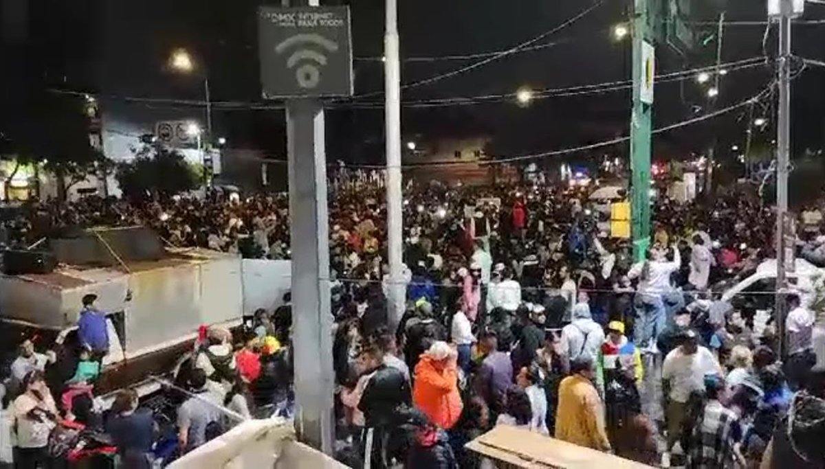 ⚠️Esta noche⚠️: Más de 15 mil personas en 10 mil motocicletas y 150 autos se reúnen en la esquina del Eje 3 Sur, Baja California y Eje Central en la colonia Buenos Aires en la alcaldía Cuauhtémoc convocados por el rapero mexicano Eme Mala Fe como parte de la celebración Todos