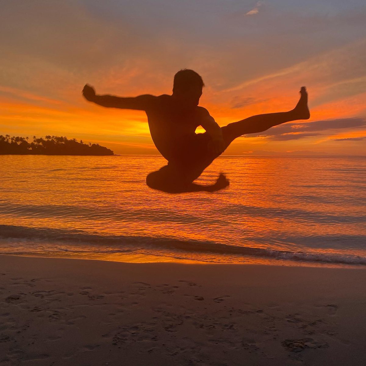 EoMusluoglu's tweet photo. 日落的海岸线，好久没动了。#kongfu  #sundown #nightfall  #campaigns  #seashores  #flesh https://t.co/fSippdBA93
