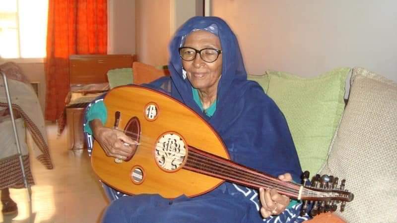Partof3bdudes's tweet photo. - قوقل تحتفل بالفنانة السودانية اسماء حمزة

اسماء حمزة من مواليد 1936 وهي أول ملحنة وعازفة عود سودانية الاصل ، وتعد من اوائل النساء الائي اقتحمن مجال العزف والتلحين ايضا ، https://t.co/VggLS332d1