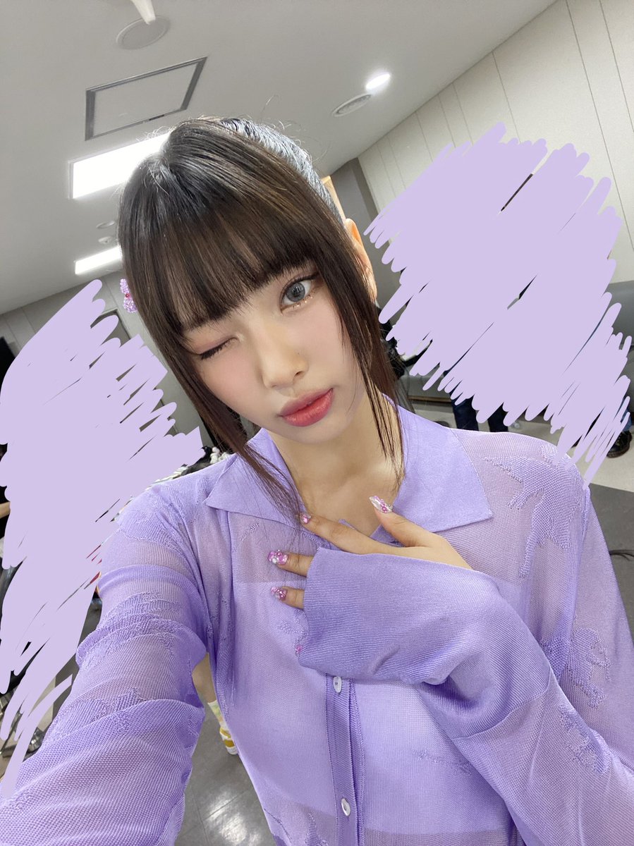 NewJeans_twt's tweet photo. 보라보라 💟👾😈💜 뉴진스의 뉴진스! :)
New hair, New tee, Newjeans you and me✨
#뉴진스 #NewJeans #혜인 #Hyein https://t.co/UoYMOHlDUl