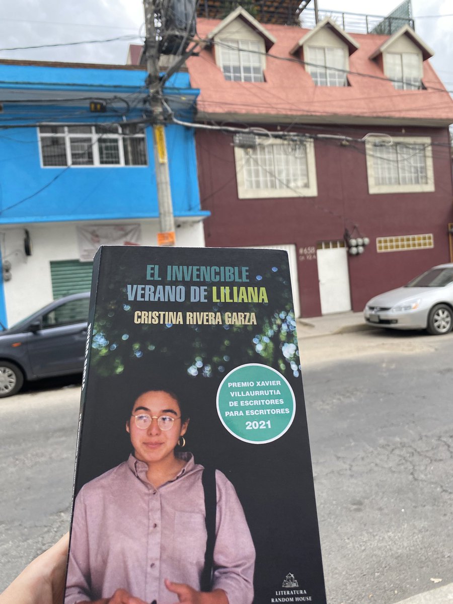 NancyPa34224350's tweet photo. Hace 33 años, Liliana Rivera Garza fue víctima de feminicidio en la calle Mimosas 658, Azcapotzalco. Fuimos al lugar, aquél donde los árboles lloran tu partida, recuerdan tus pasos, testifican lo sucedido.#JusticiaParaLiliana #NiUnaMenos #feminismopalbarrio https://t.co/W8nALW9hql