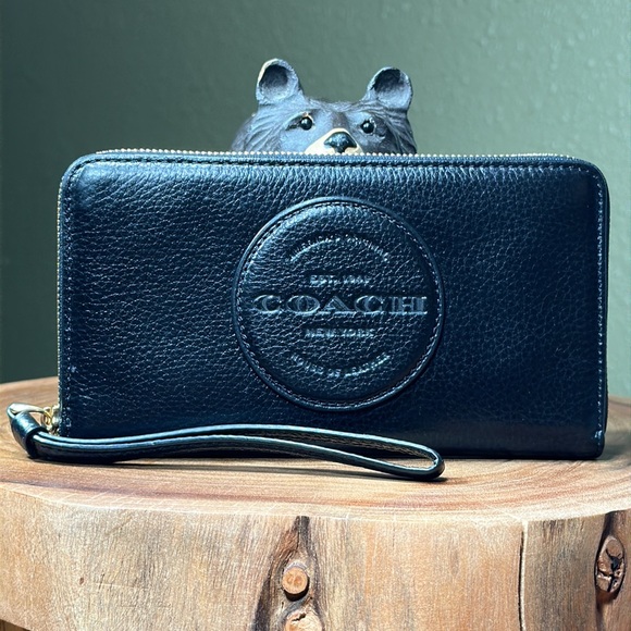 ash5280's tweet photo. So good I had to share! Check out all the items I'm loving on @Poshmarkapp #poshmark #fashion #style #shopmycloset #coach #ragbone #vintagehavana: https://t.co/aGDQxYvHZm https://t.co/LzpePkpKCL