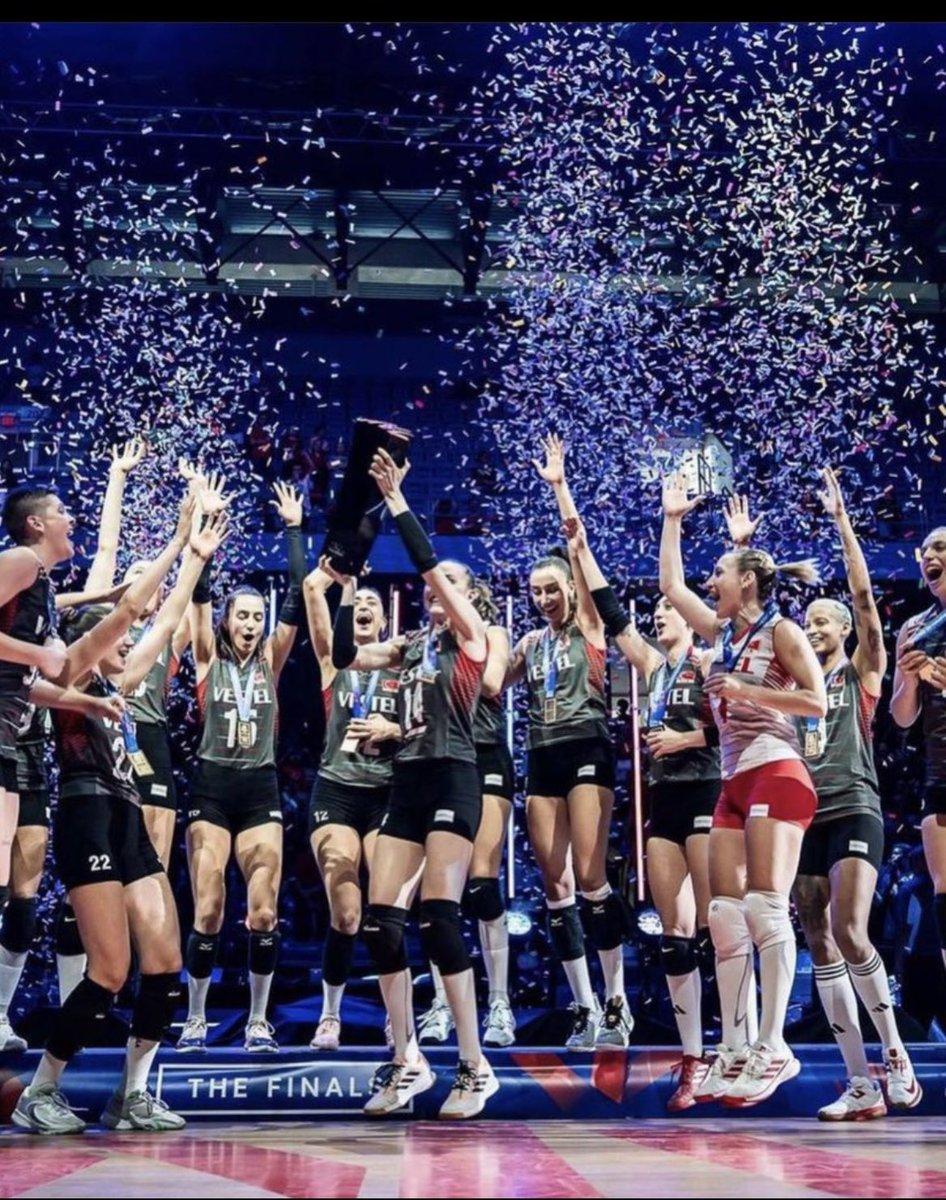 Siz bizim aydınlık yüzümüzsünüz… Tebrikler kızlar… Tebrikler …